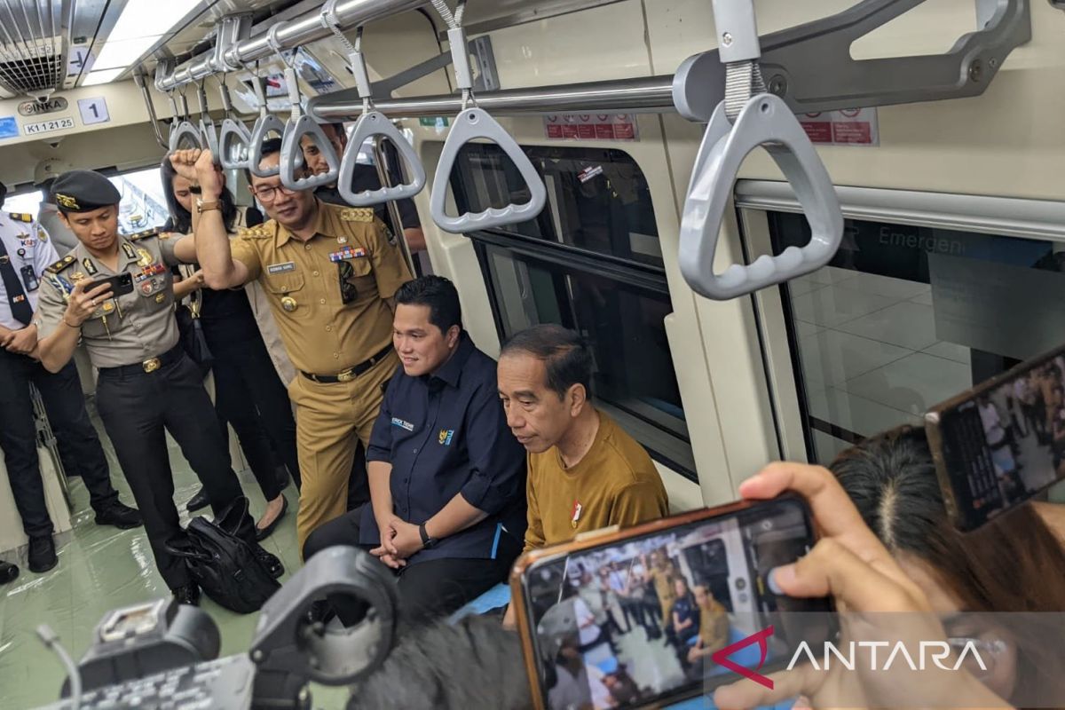 Presiden Jokowi ungkap kesan  yang dia rasakan setelah tiga kali jajal kereta LRT Jabodebek