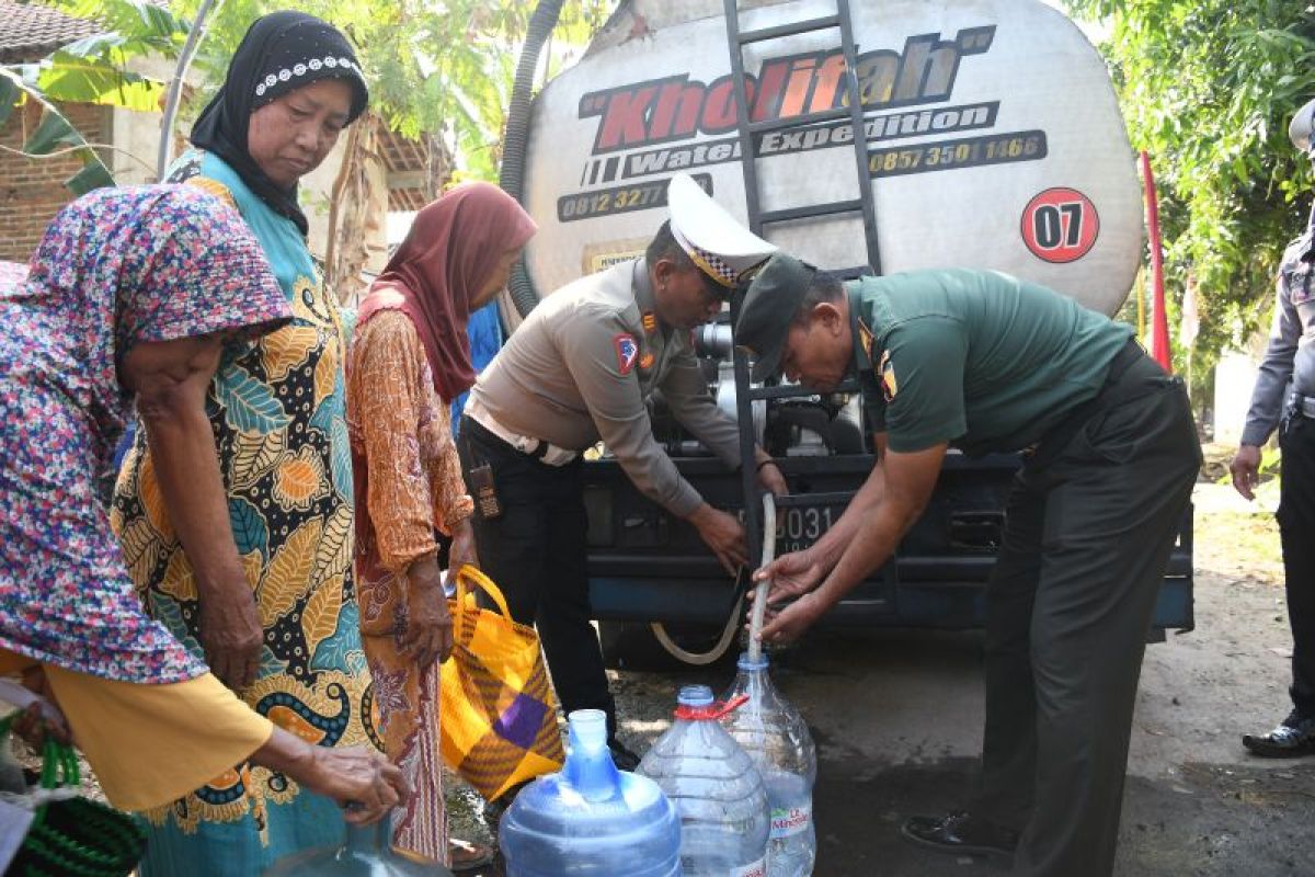 Polres Madiun Kota salurkan bantuan air bersih dan paket sembako