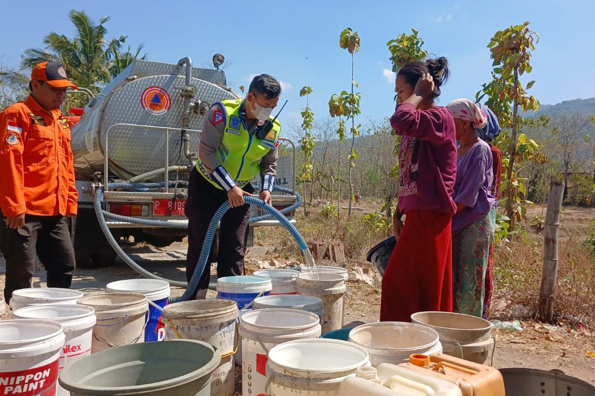 Polres Bondowoso bantu distribusikan air ke desa terdampak kekeringan