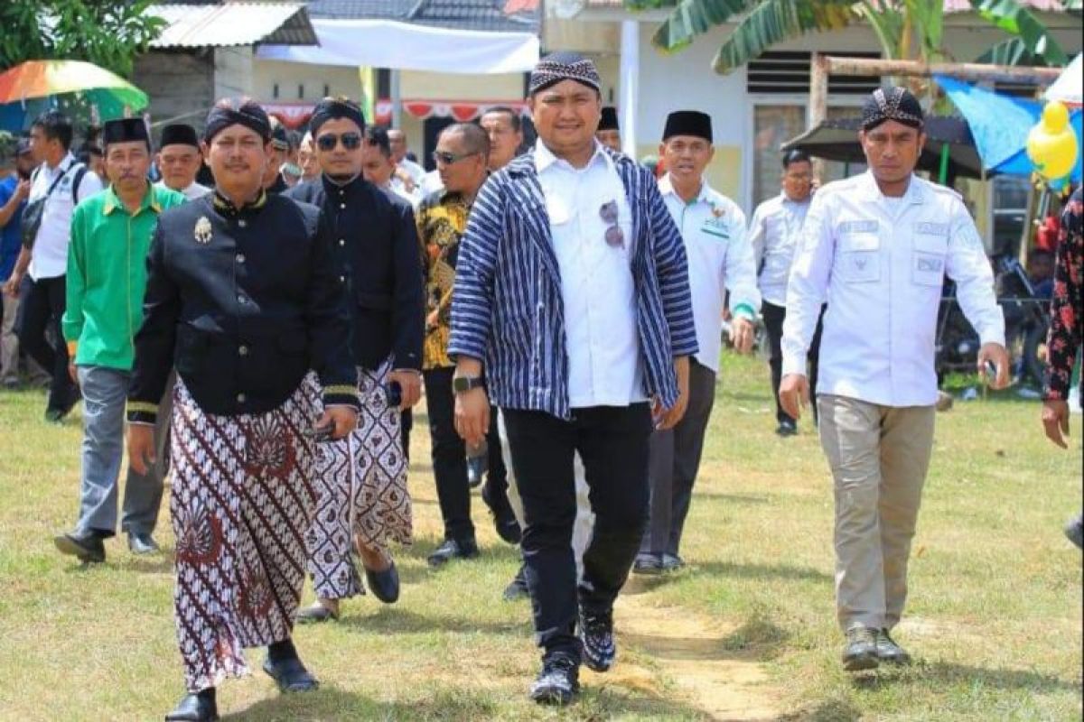 Gunakan blankon dan lurik, Bupati Labura hadiri Suroan Desa Sonomartani