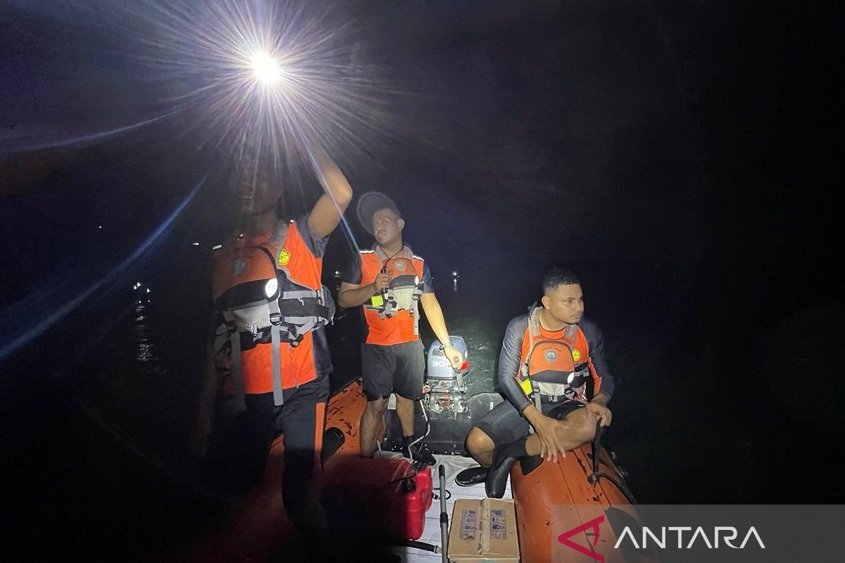 Basarnas Ambon  cari wanita terseret ombak di Pantai Natsepa