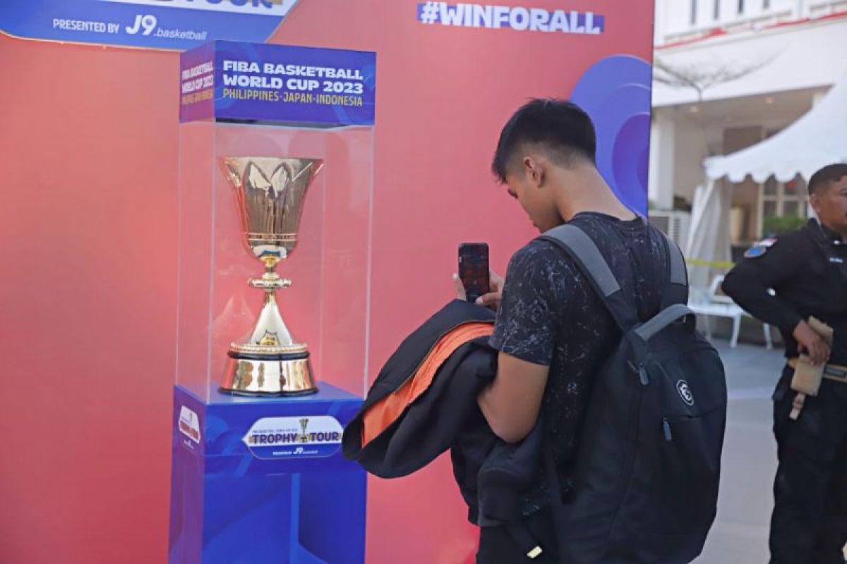 Trofi Piala Dunia FIBA 2023 dipamerkan di Kota Surabaya