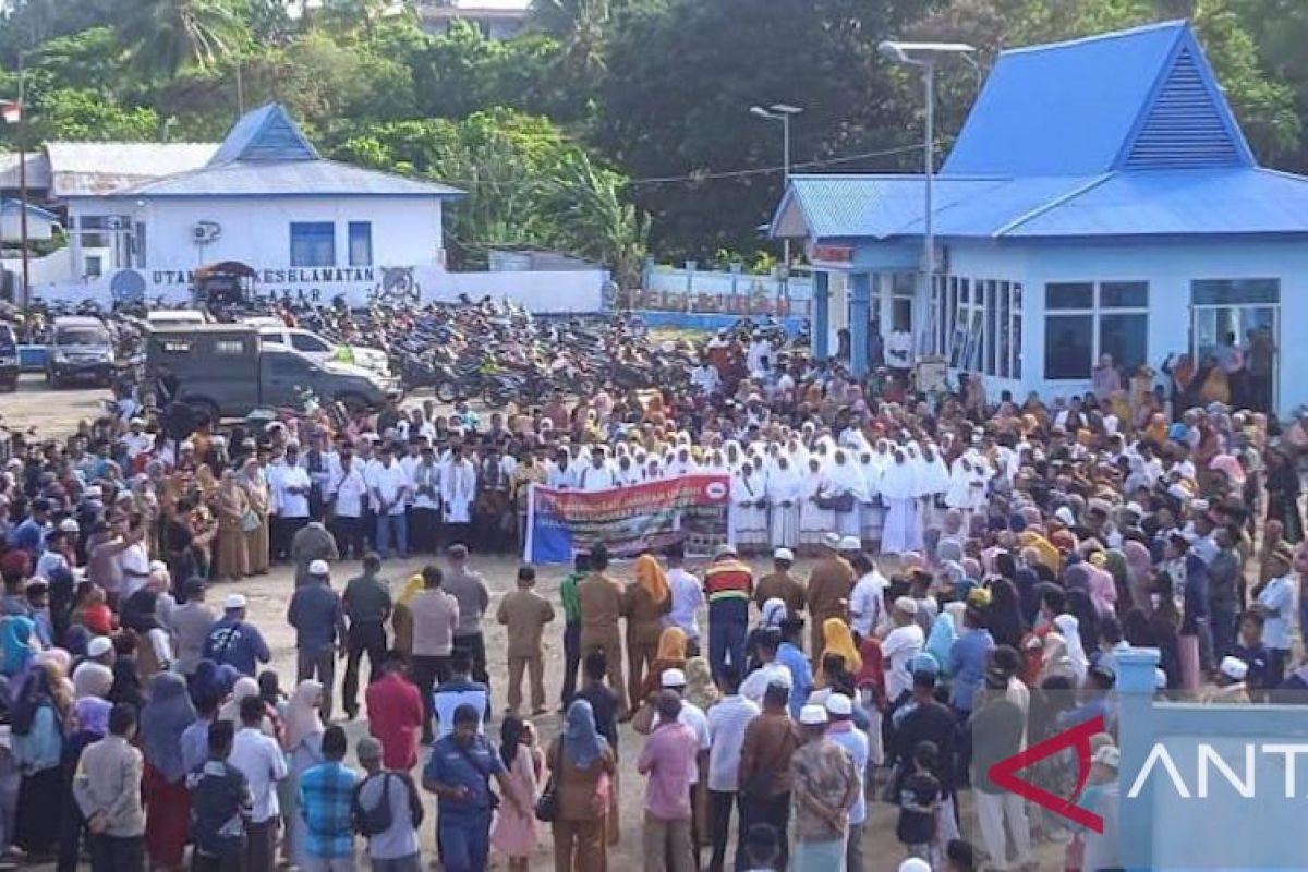 PT MTberangkatkan ratusan masyarakat Pulau Gebe ibadah Umroh