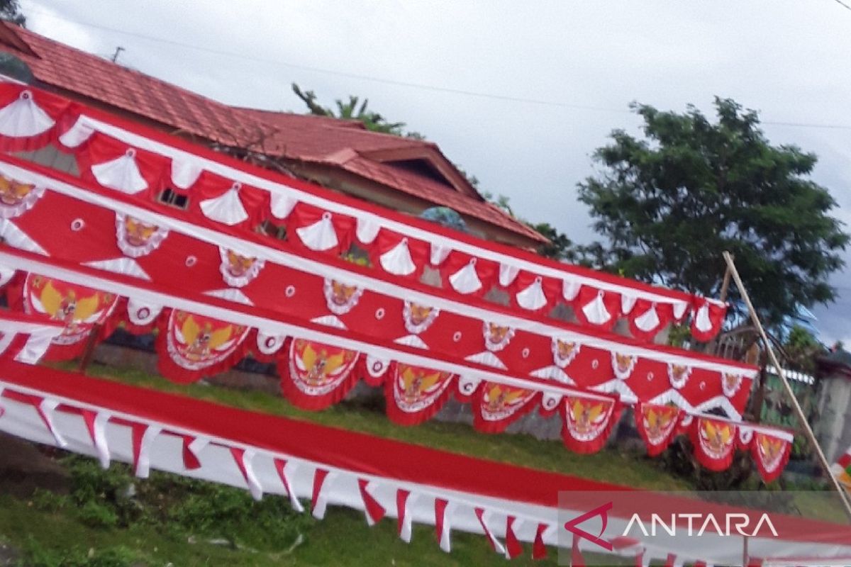 Pemkab Biak bagikan 5.000 bendera Merah Putih ke warga berbagai kampung