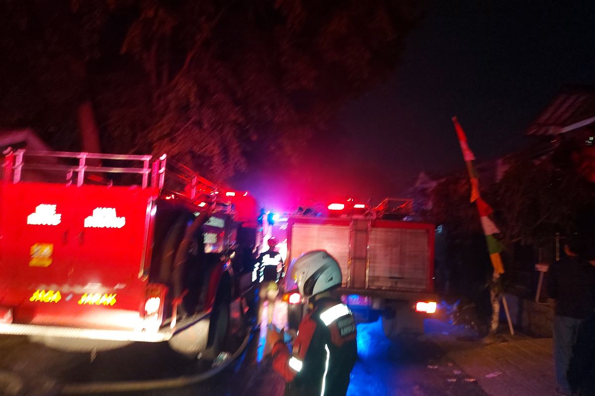 20 mobil pemadam diterjunkan dalam kebakaran Pasar Sadang Serang