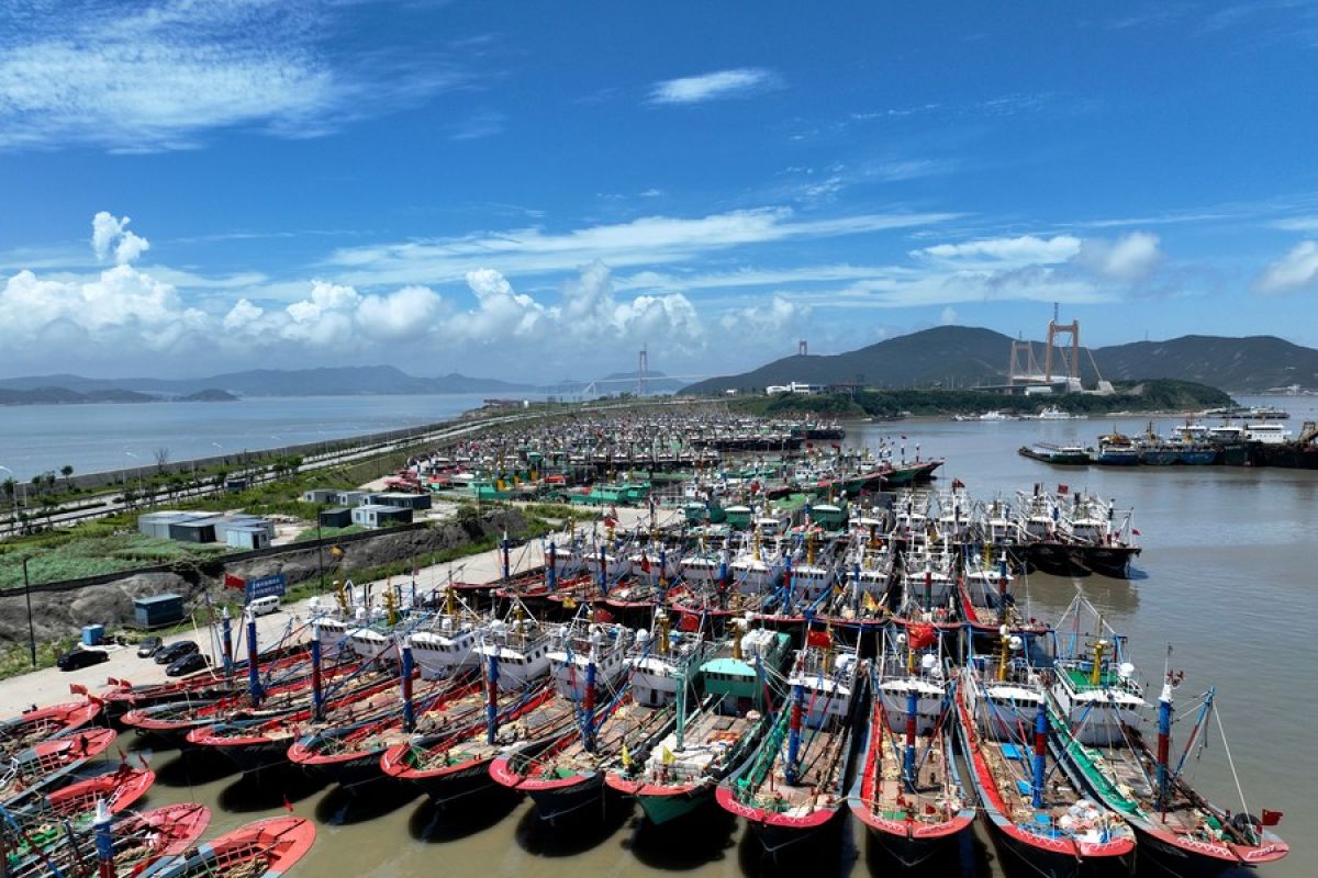 China perbarui peringatan biru untuk Topan Khanun