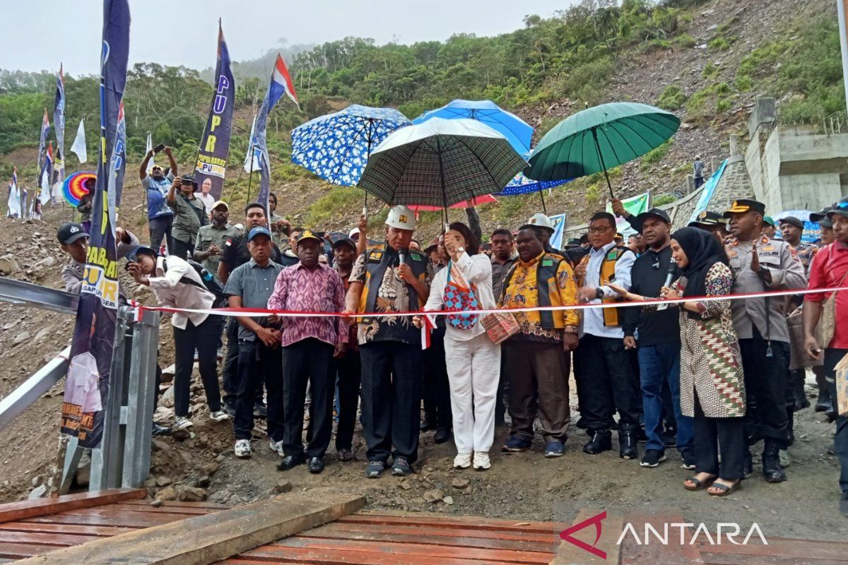 Paulus Waterpauw resmikan jembatan penghubung Pegaf-Manokwari