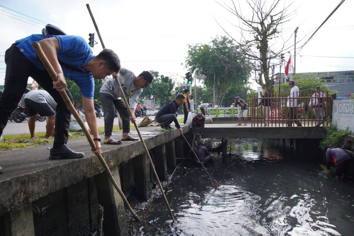 Wali Kota Pontianak bersama warga gencarkan gotong royong bersihkan lingkungan