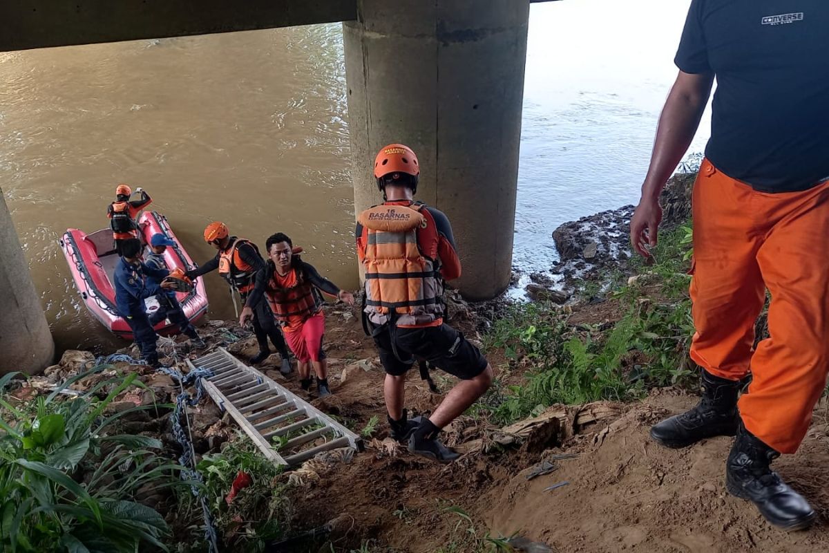 Tim SAR temukan korban tenggelam di aliran sungai Cisadane