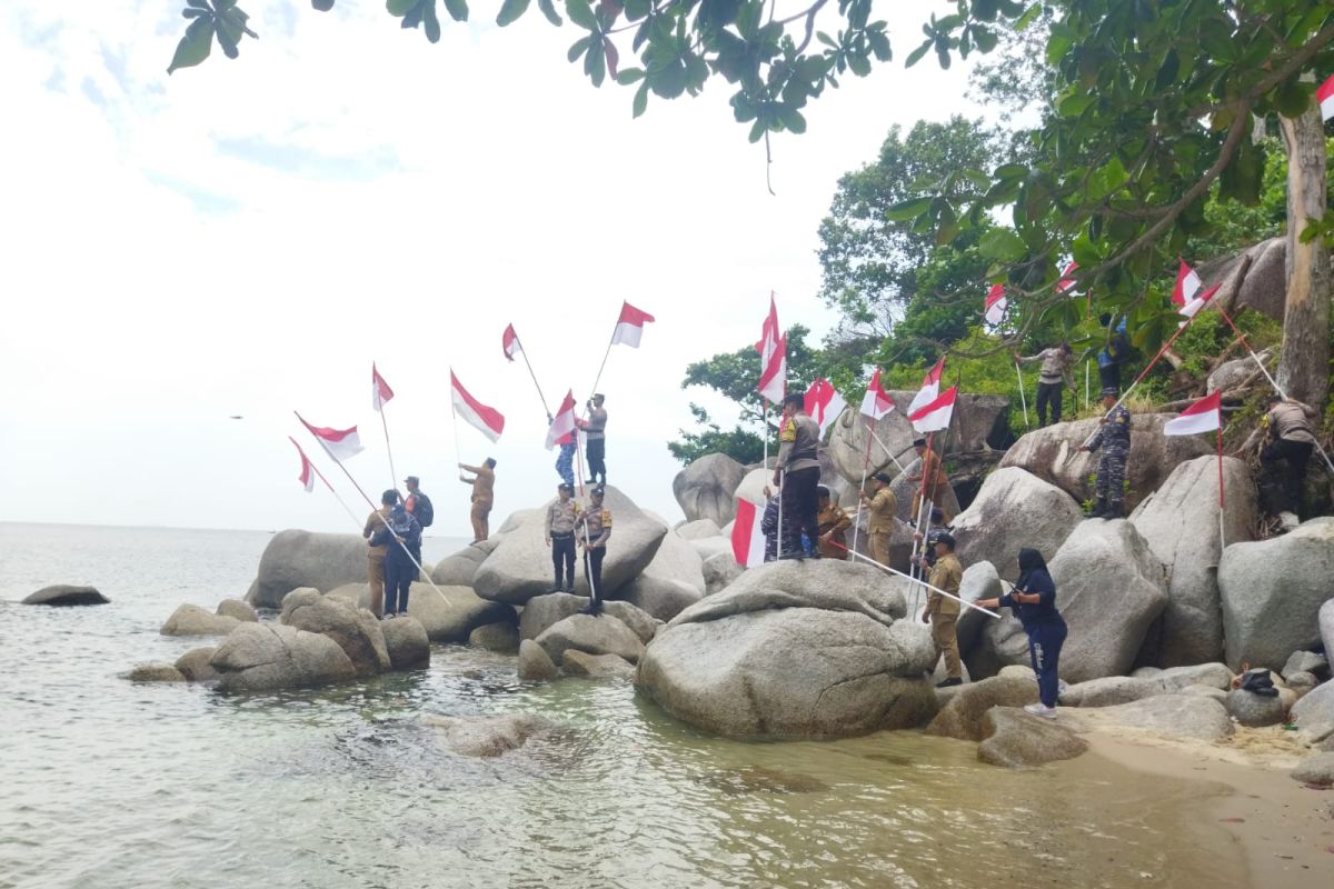 Polres Bintan pasang 1.250 bendera merah putih