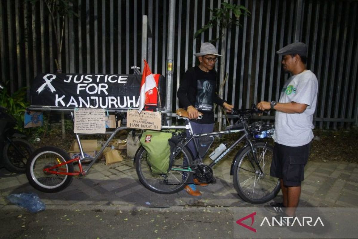 Seorang warga Malang singgah ke GBT gunakan sepeda keranda mayat