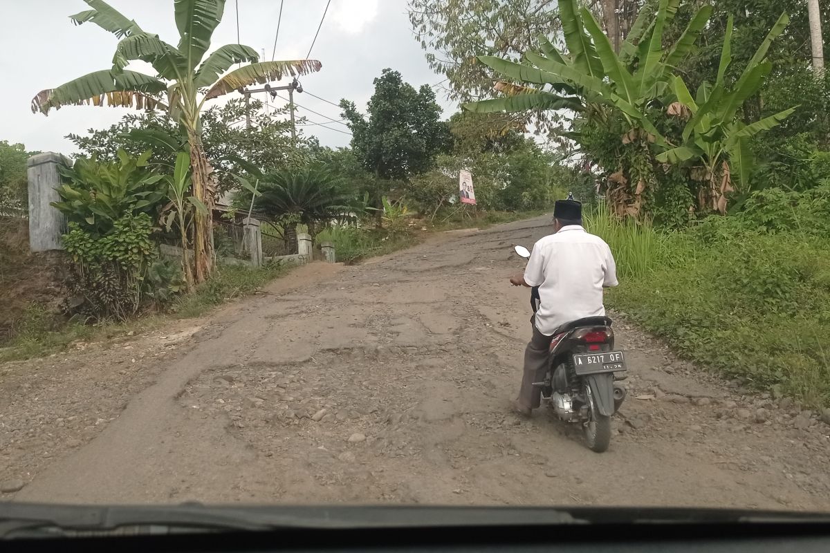 Pemkab Lebak memperbaiki jalan menuju kawasan wisata Badui