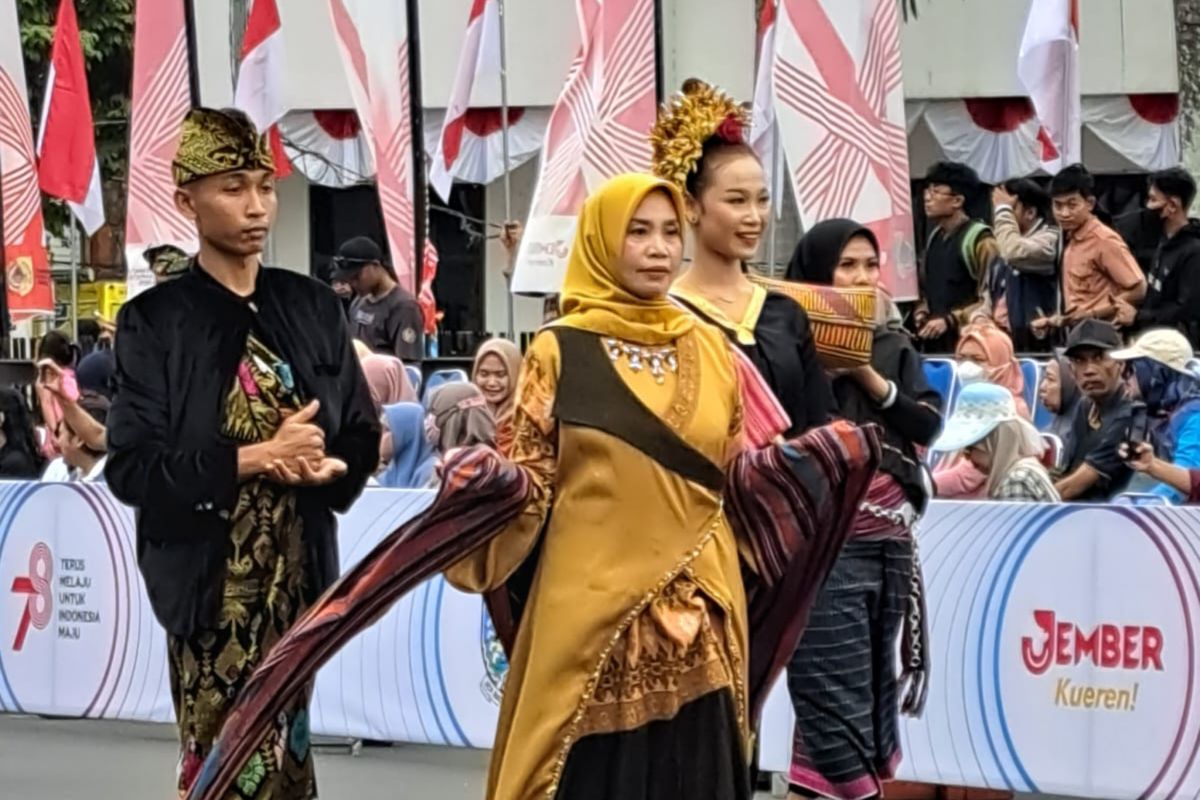 Dekranasda Lombok Tengah mempromosikan tenun songket di Jember Carnaval