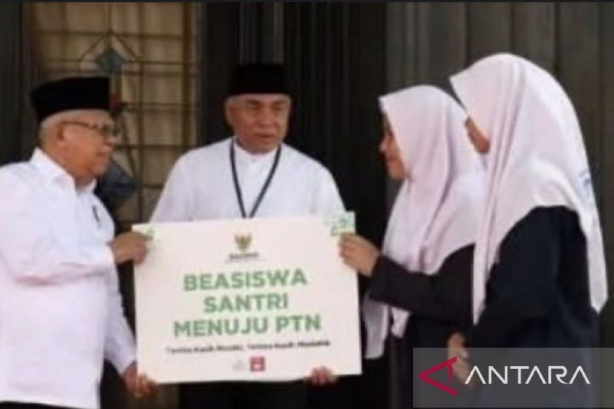 Wapres Ma'ruf Amin serahkan beasiswa PTN untuk santri Nabiel Husen