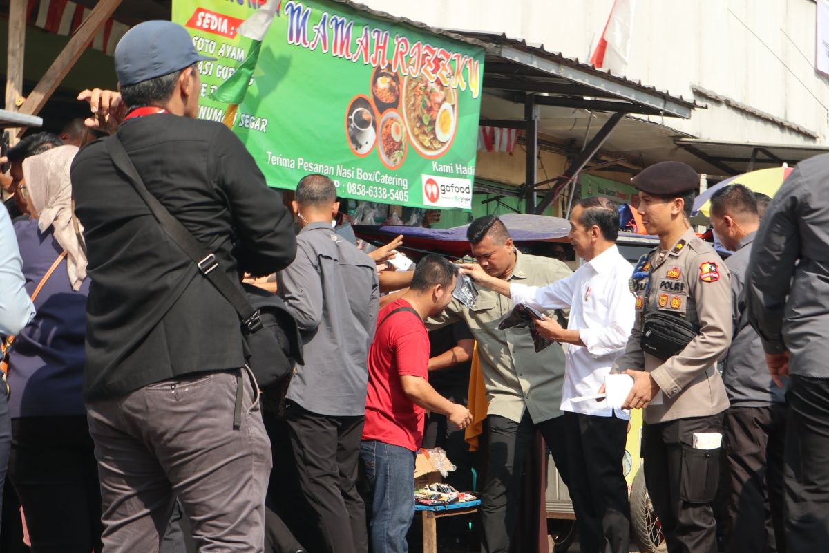 Presiden Jokowi cek langsung harga sejumlah bahan pokok di Pasar Parungkuda Sukabumi