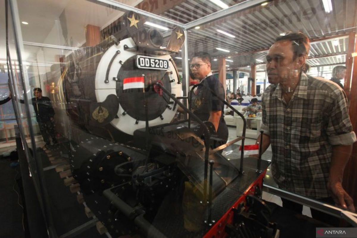 Daop 8 Surabaya hadirkan miniatur lokomotif terbesar di Indonesia