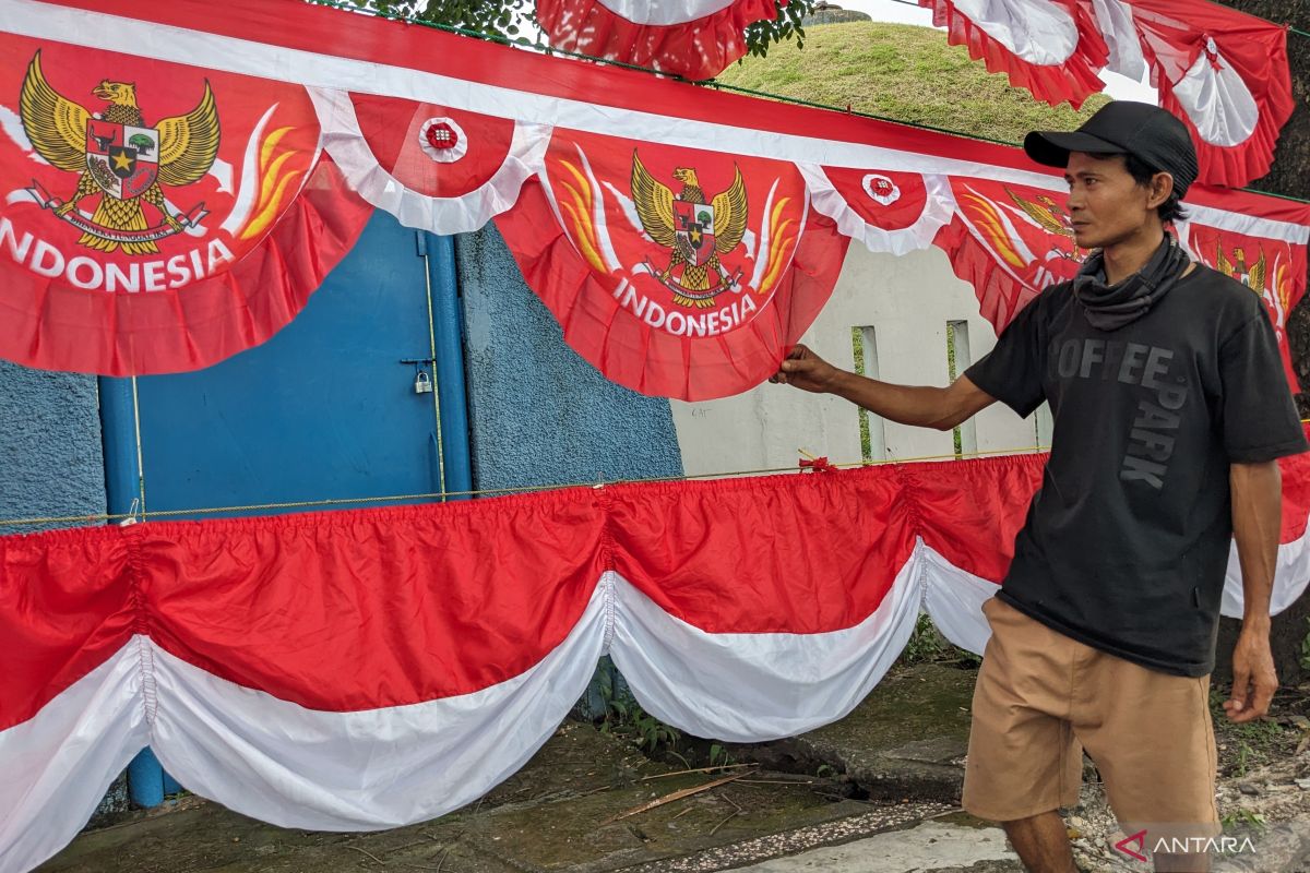 Pemkot Medan minta pedagang bendera Merah Putih kaki lima taati aturan