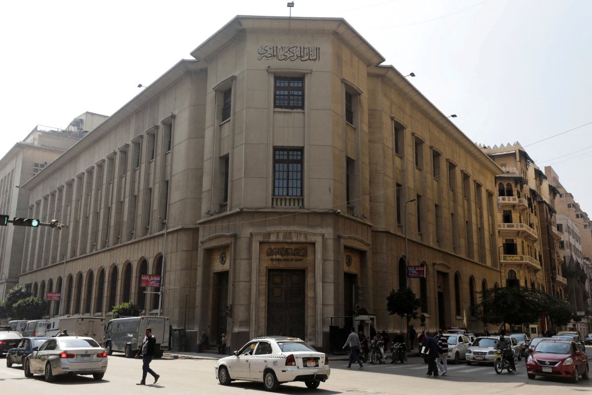 Mesir menaikkan suku bunga 100 basis poin untuk kekang inflasi