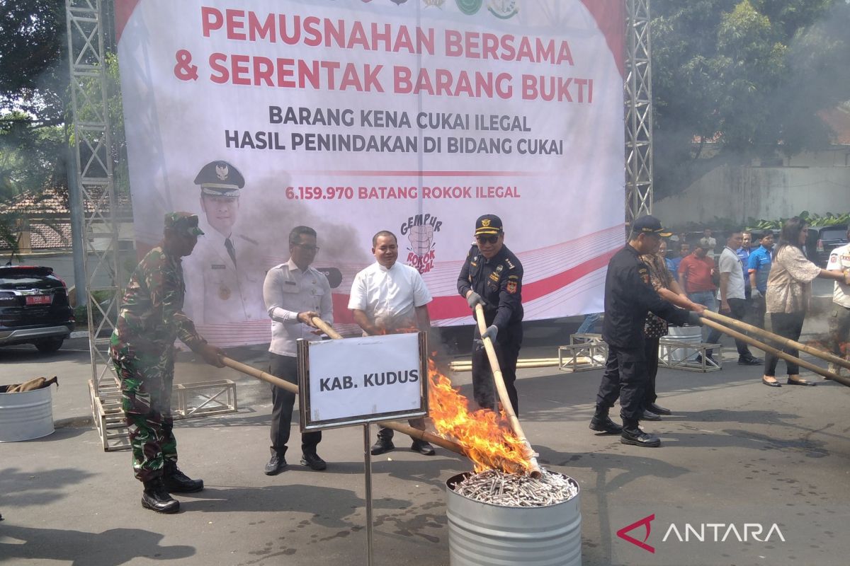 10,32 ton rokok ilegal dimusnahkan di halaman Pendopo Kabupaten Kudus