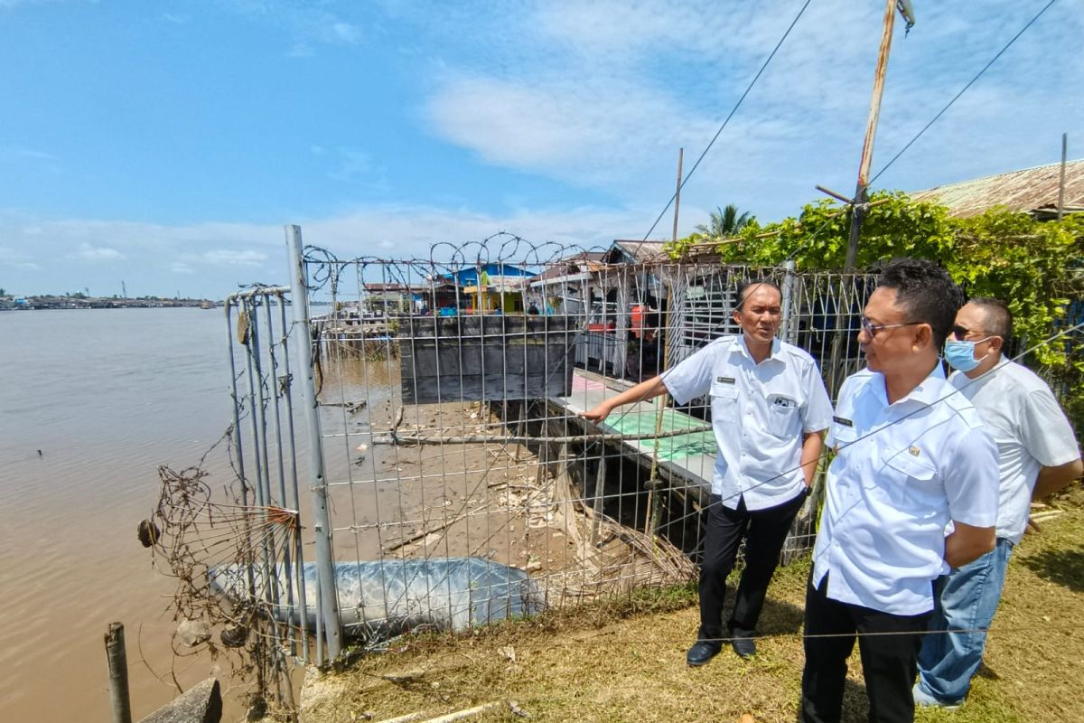 Debit Sungai Kapuas surut, warga diimbau hemat air