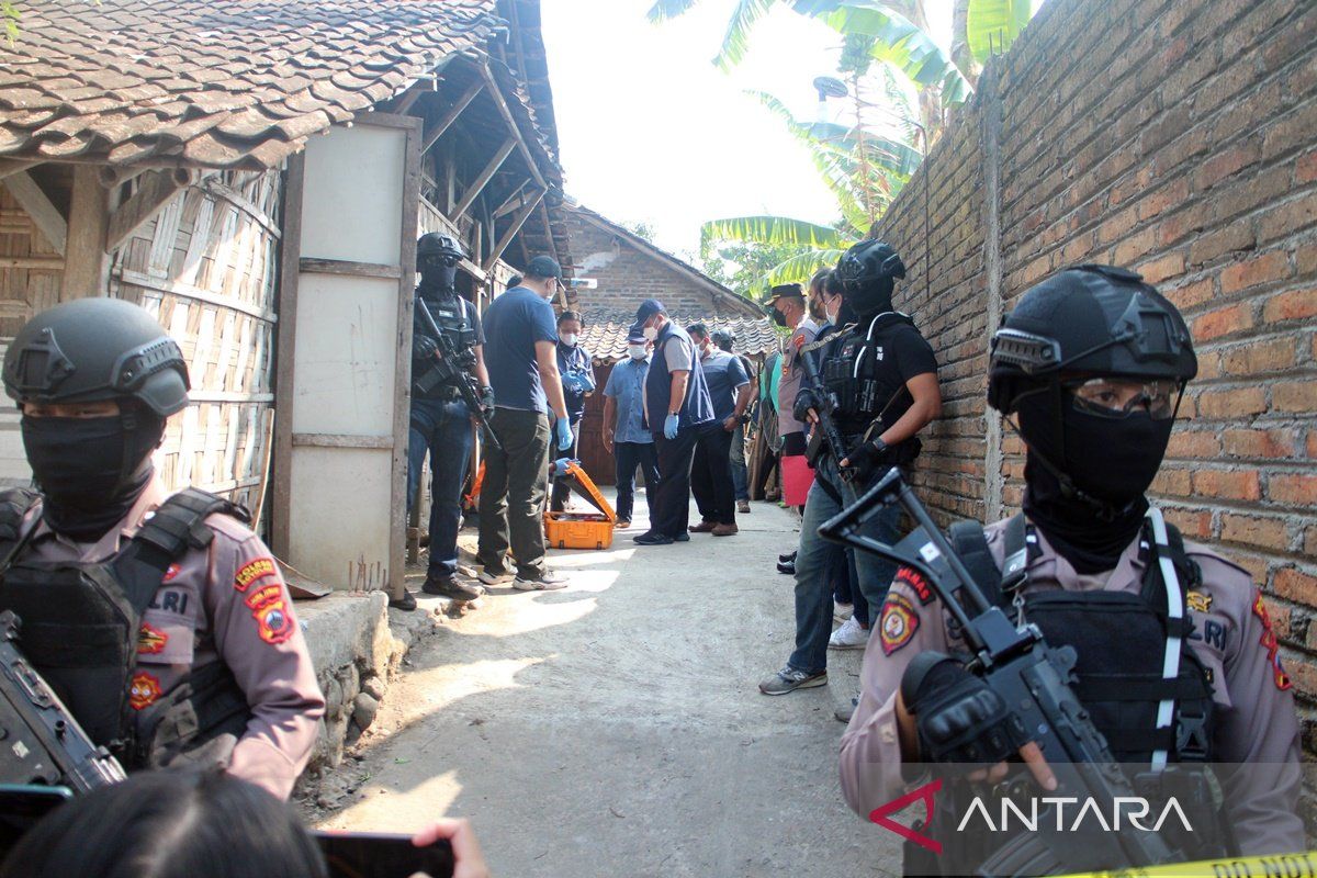 Densus 88 Polri menggeledah rumah terduga teroris di Banyudono Boyolali