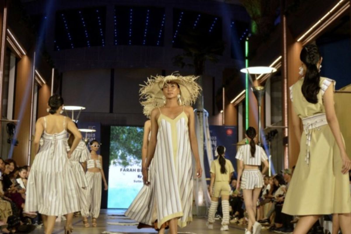 Desainer Bali Fashion Trend daur ulang pakaian jadi aksesoris