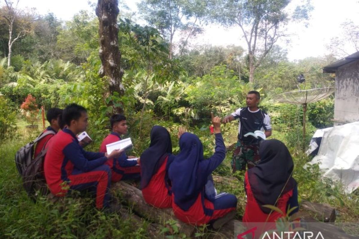 Satgas TMMD Kodim 0212/TS ajari pelajar SMAN 1 Angkola Barat ilmu bertahan hidup