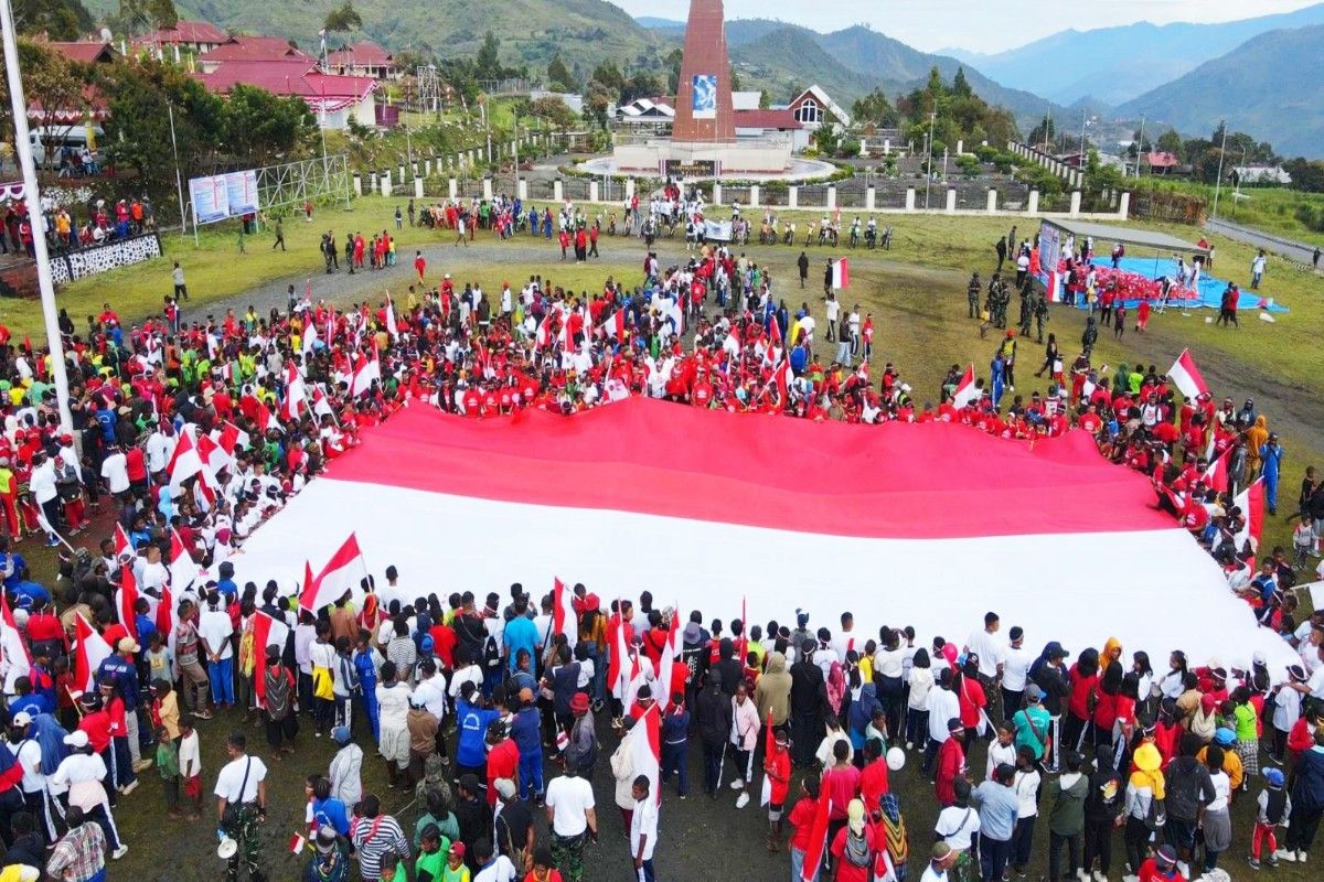 Puncak Jaya bentangkan Bendera Merah Putih raksasa di Pagaleme