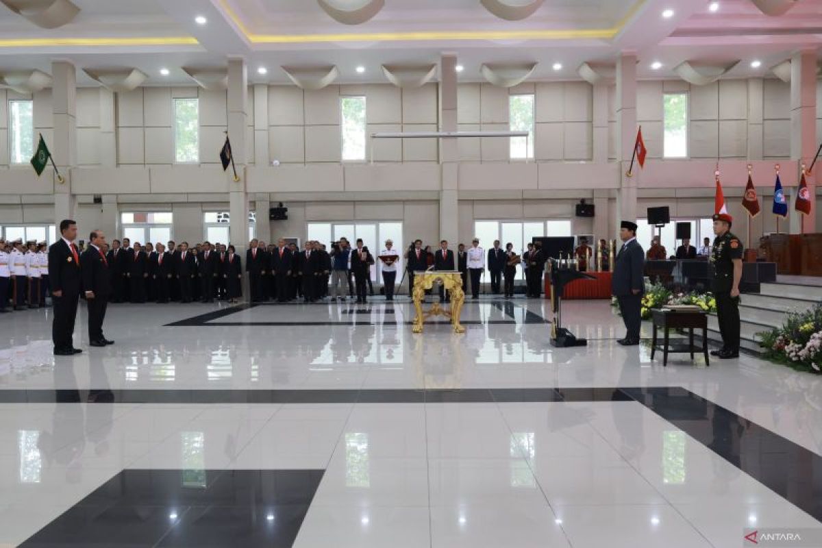 Prabowo Subianto lantik Mayjen TNI Jonni Mahroza sebagai Rektor Unhan