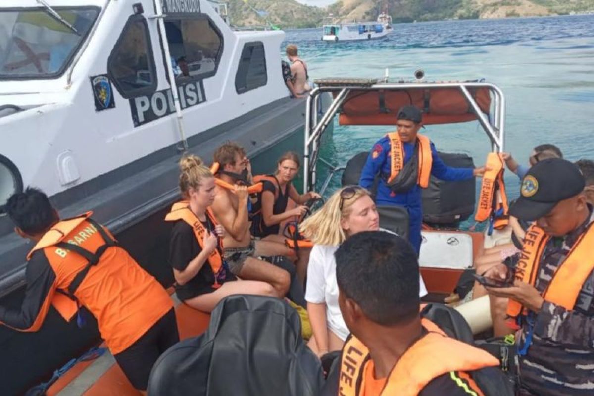 Tim SAR gabungan evakuasi 37 wisatawan kapal kandas di Labuan Bajo