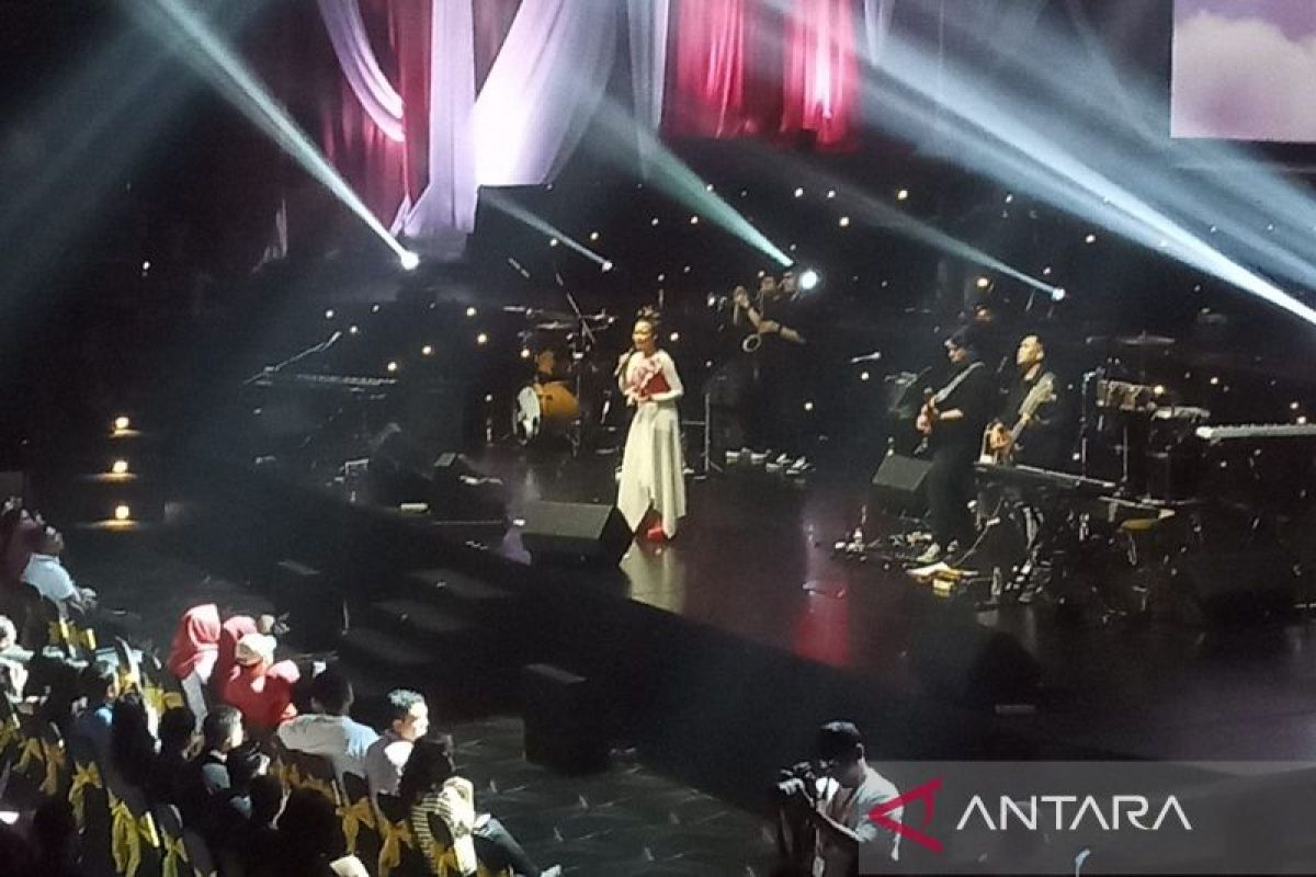 Penyanyi Yura Yunita tampil enerjetik saat konser Merdeka Fiesta