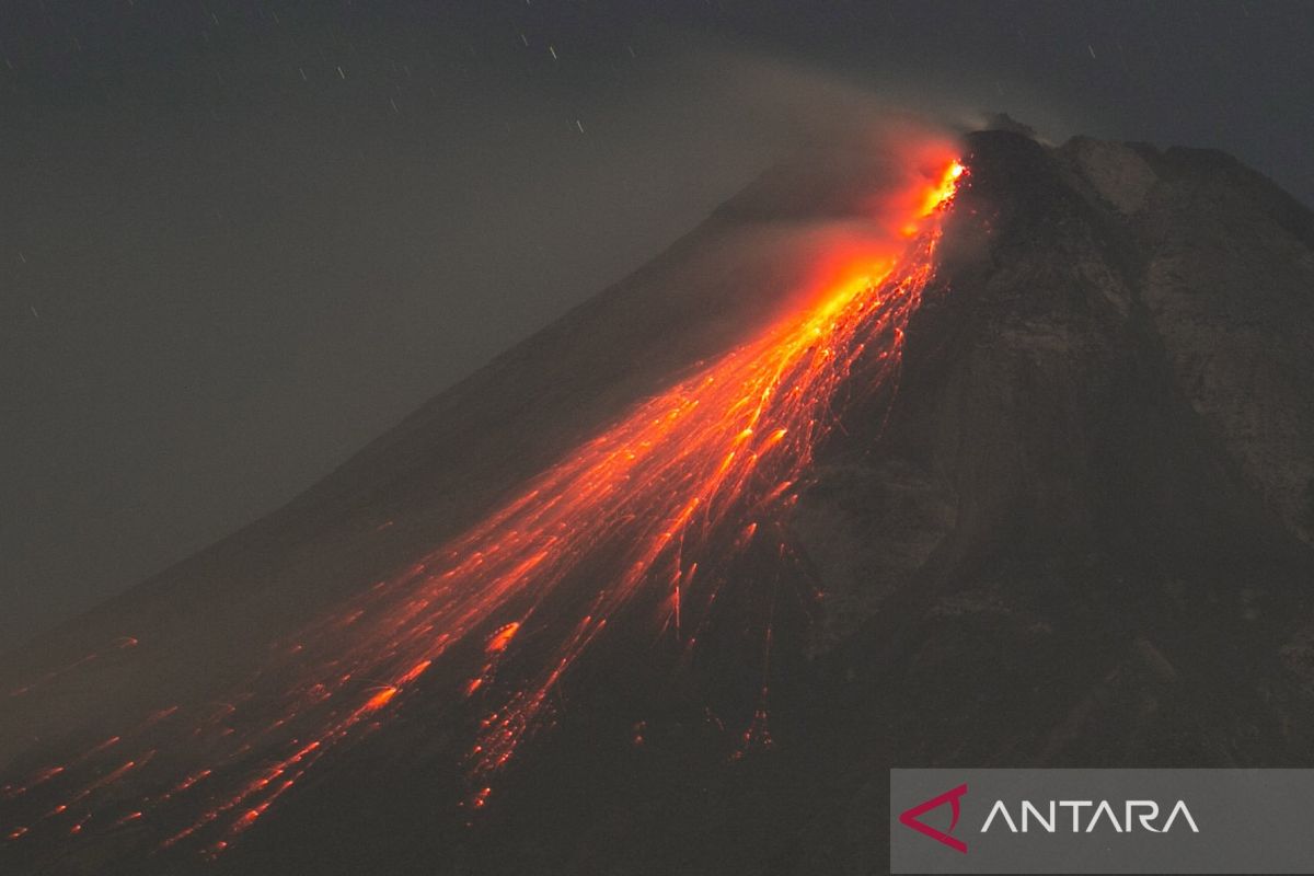 Gunung Merapi Luncurkan Lava Pijar - ANTARA News