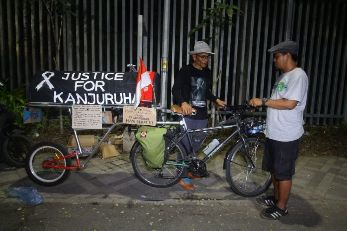 Warga Malang cari keadilan untuk tragedi Kanjuruhan dengan bersepeda keranda mayat