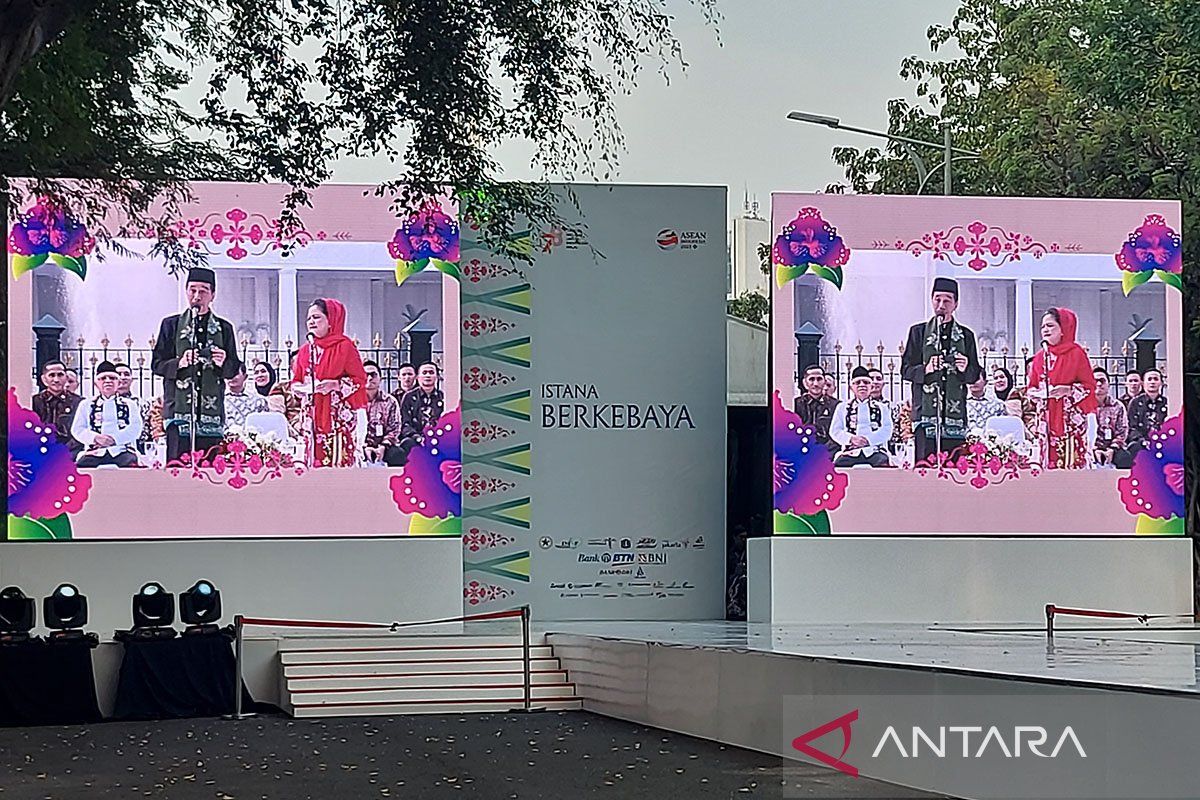 Presiden Jokowi dan Iriana berbusana Betawi dalam 