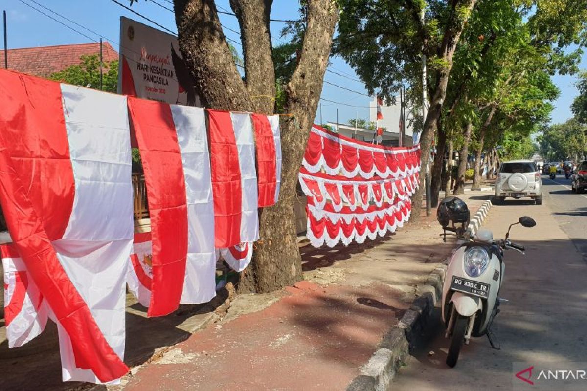 Penjual bendera di Palembang panen tahunan