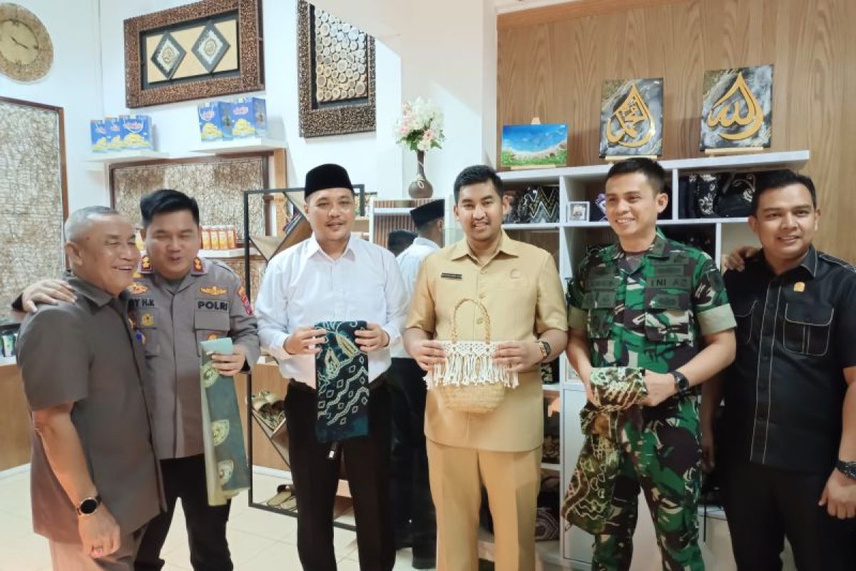 Foto - Ketua DPRD Banjarbaru promosikan produk UMKM di gedung dewan