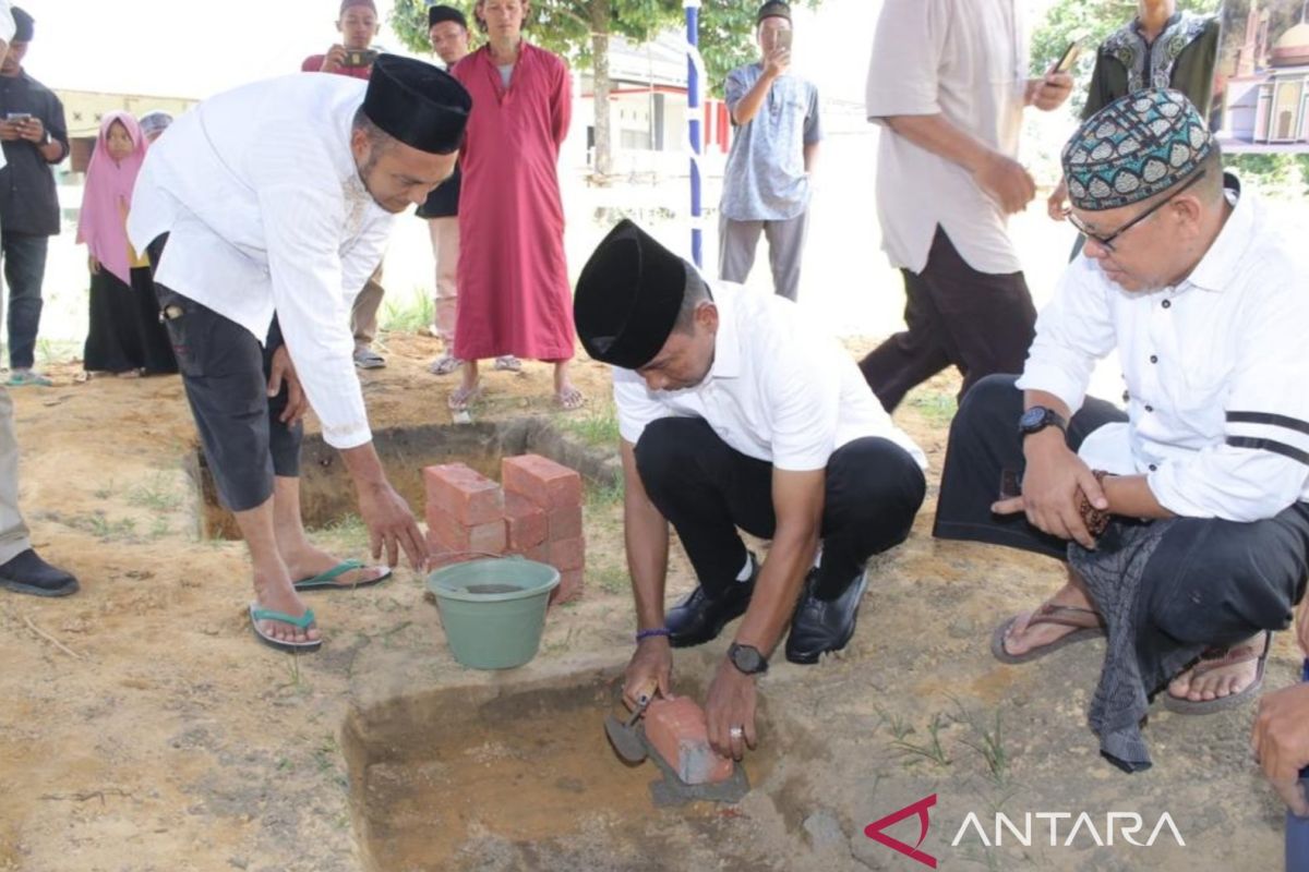 Pj Gubernur Suganda melakukan peletakan batu pertama pembangunan Masjid Ar Rohim