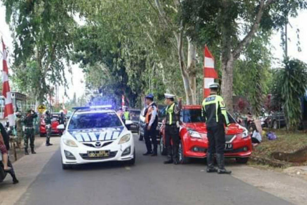 Tim Gabungan tertibkan mobil parkir di bahu jalan RTH Kijang Mas Permai