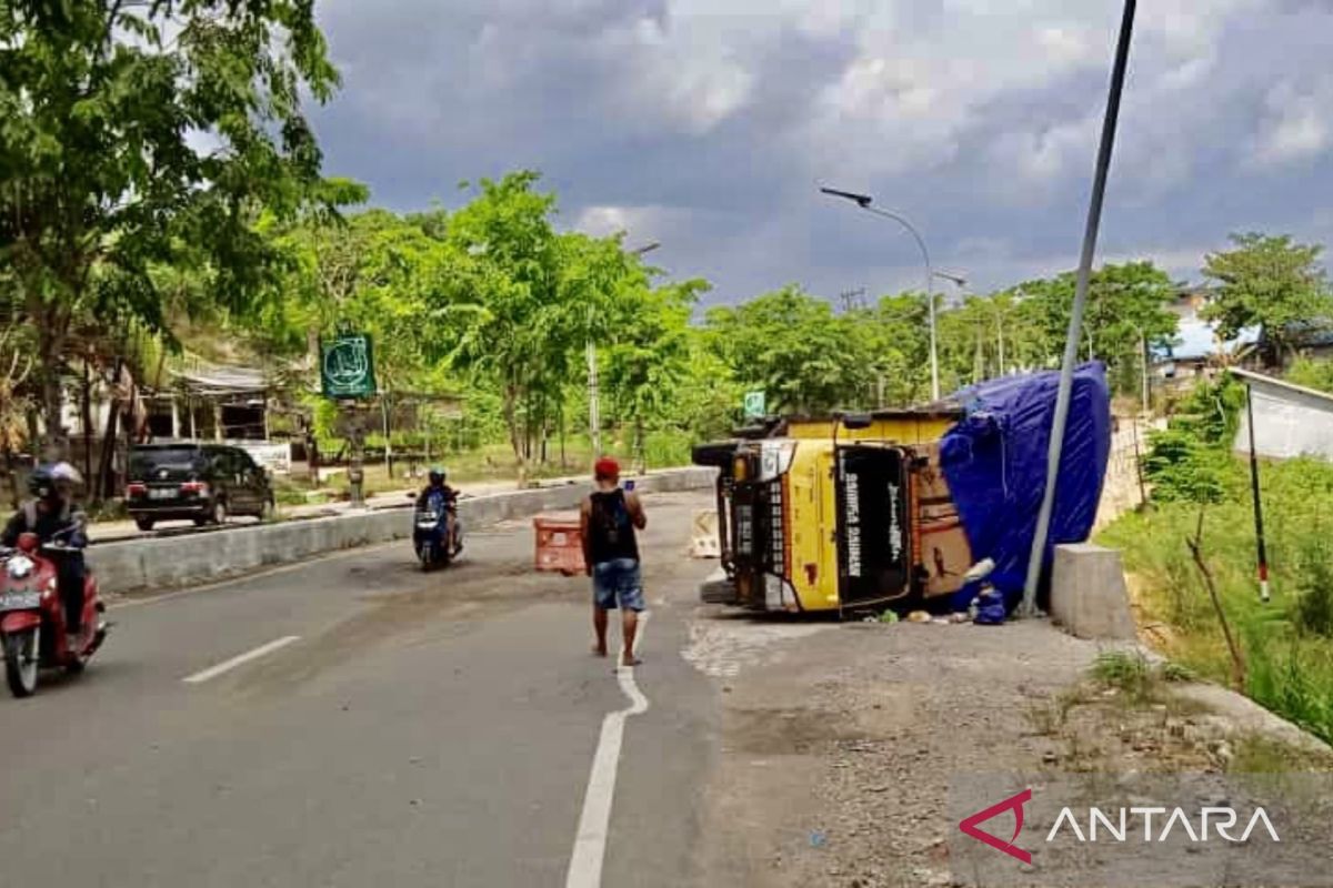 Jalan nasional di Balangan rusak bergelombang akibatkan truk terbalik