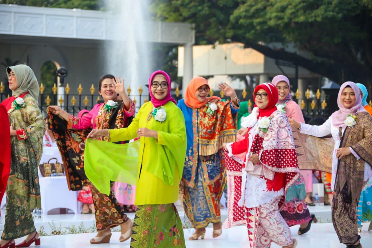 Masyarakat cintai dan bangga budaya Indonesia via Istana Berkebaya