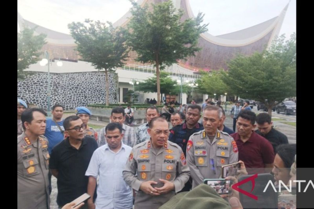 Kapolda pastikan polisi tidak injak tempat ibadah di Masjid Raya Sumbar