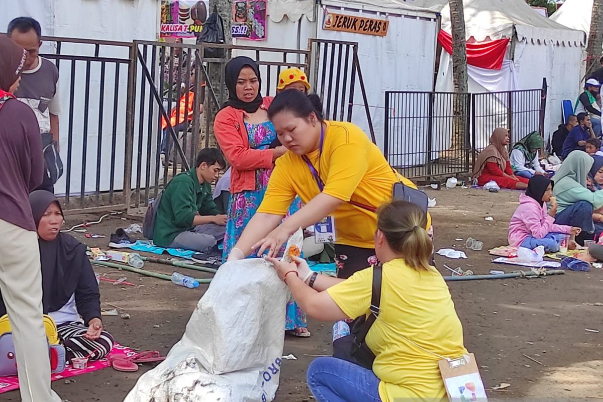 Puluhan relawan gelar aksi bersih-bersih sampah usai JFC