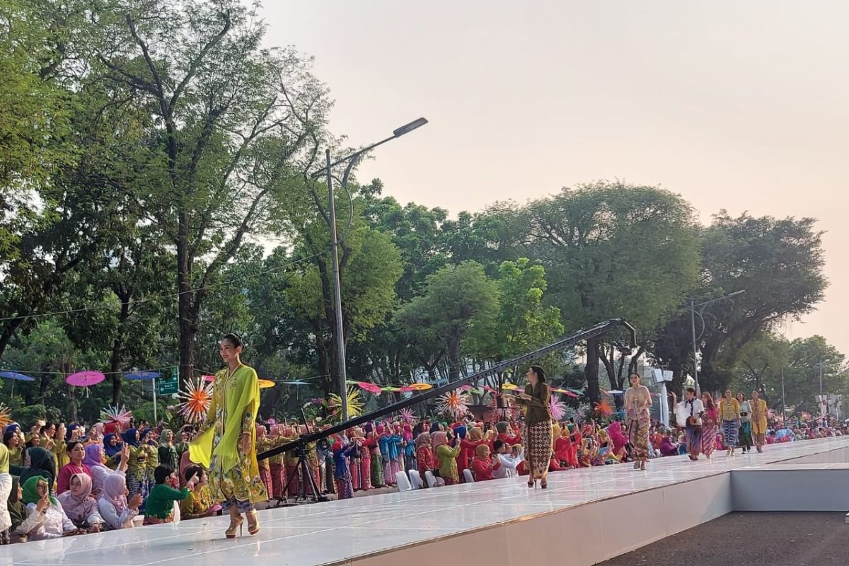 Retno Marsudi, Sri Mulyani dan para menteri berjalan di "catwalk" depan Istana