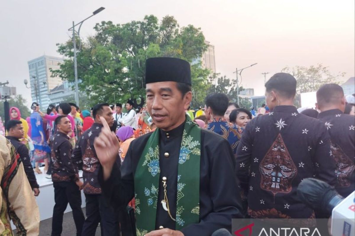 Jokowi ingin masyarakat luas kembali gemar memakai kebaya