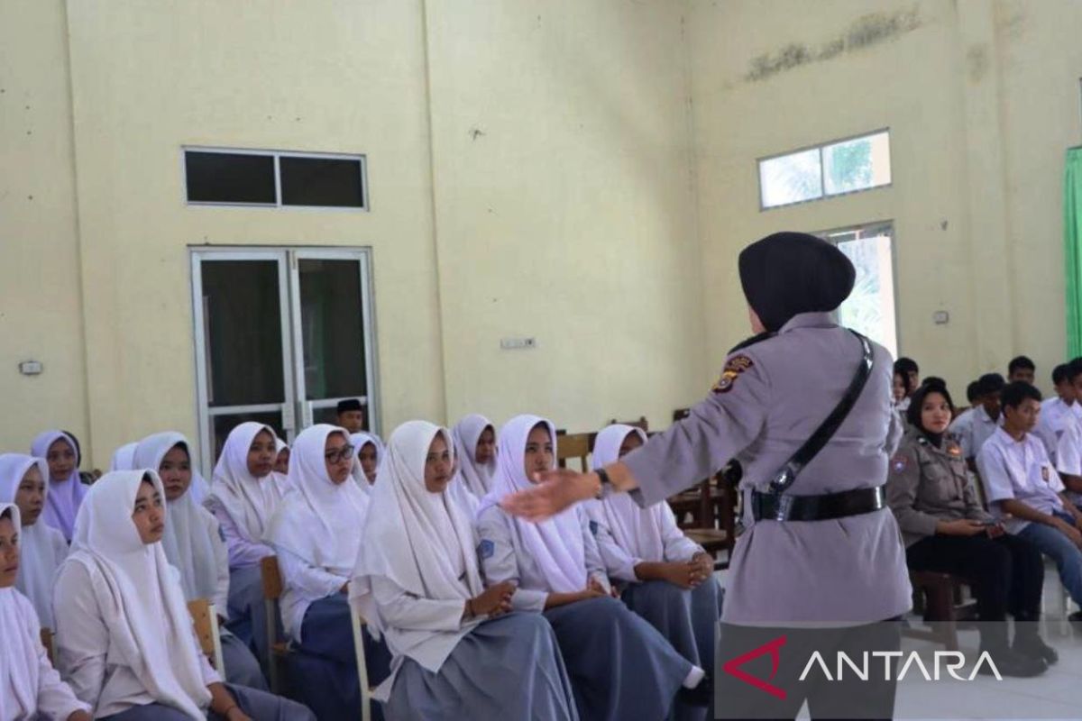 Polres Aceh Barat beri penyuluhan bermedsos yang baik untuk siswa SMA