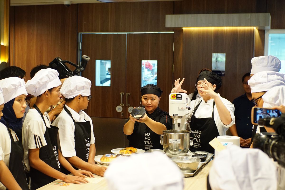 Hotel di Surabaya Timur bagikan cara buat roti bagi anak inklusif