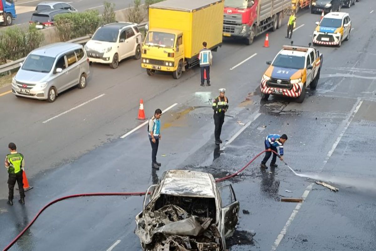 Innova vs truk di Tol Tangerang-Jakarta akibatkan korban luka bakar