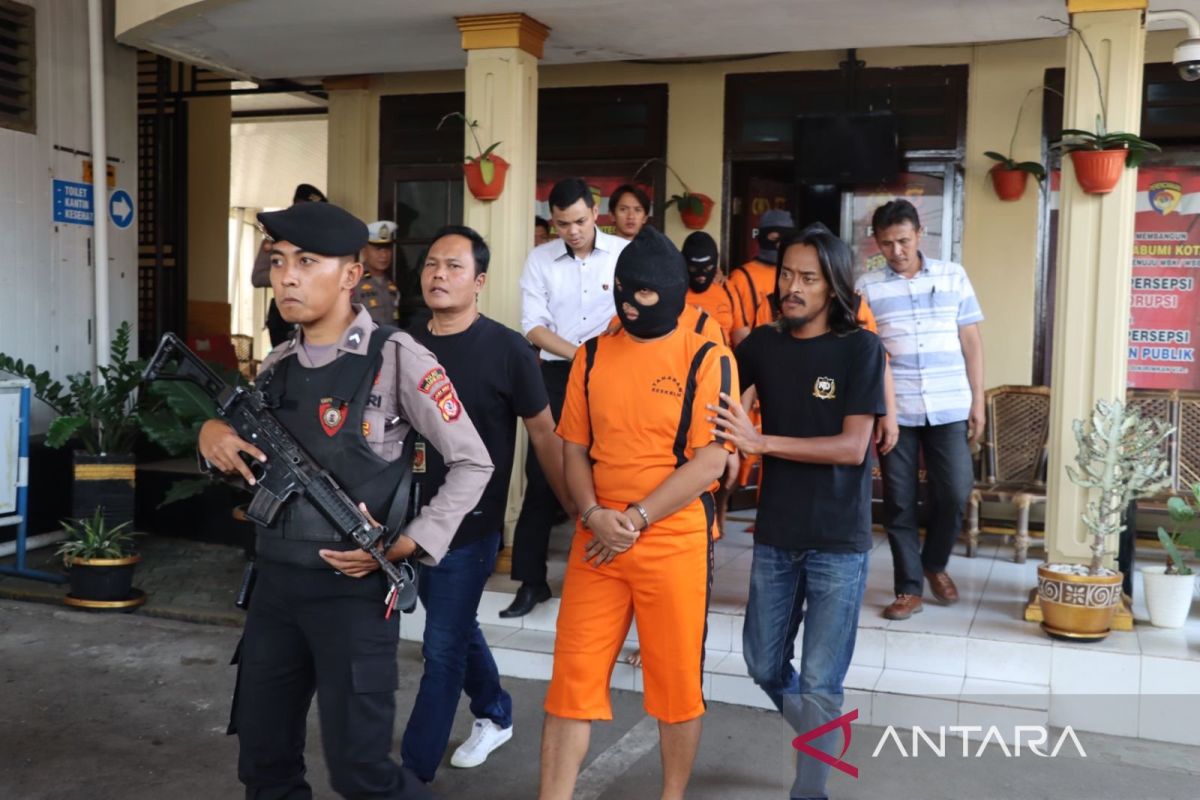 Polres Sukabumi Kota tangkap TNI gadungan menggelapkan puluhan mobil rental