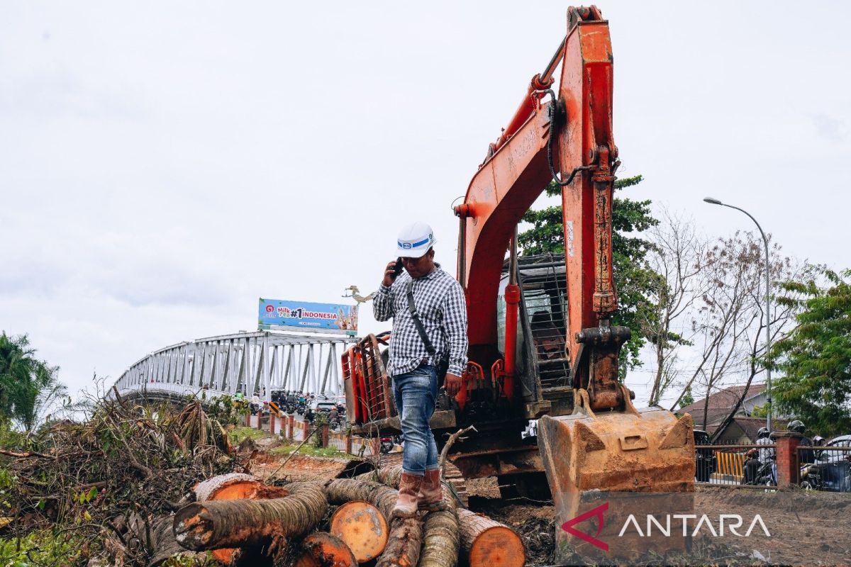 Pemkot Pontianak lebarkan jalan menuju jembatan Kapuas I