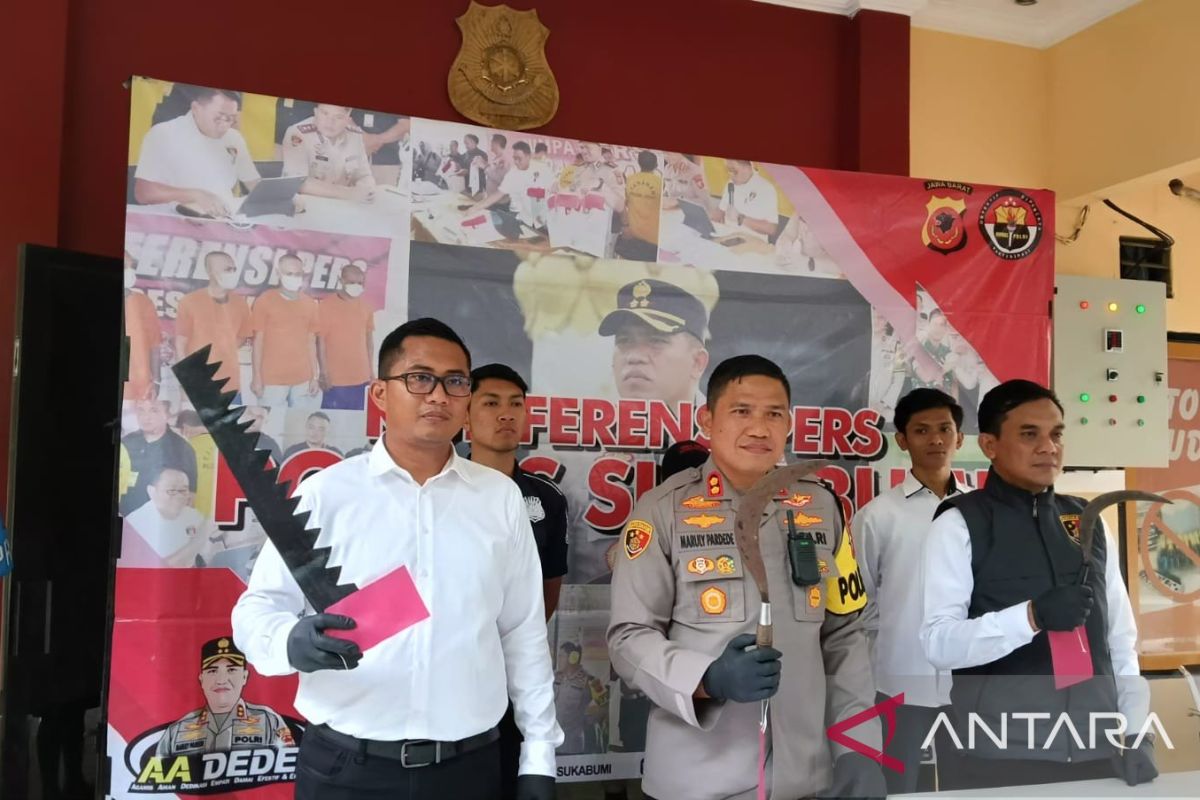 Polres Sukabumi tahan dua oknum pelajar SMP miliki dan membawa senjata tajam
